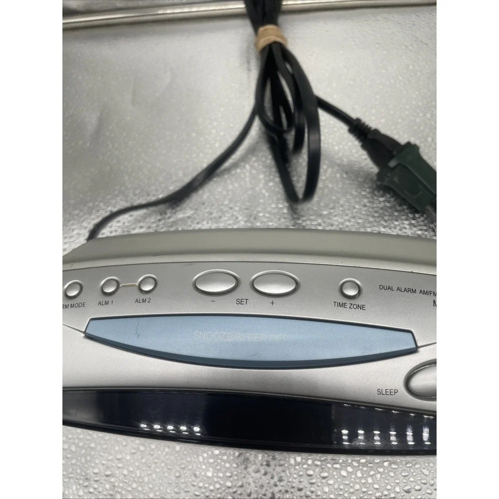 Emerson Research CKS2237 Automatic Time‎ Setting Dual Alarm Clock AM/FM Radio